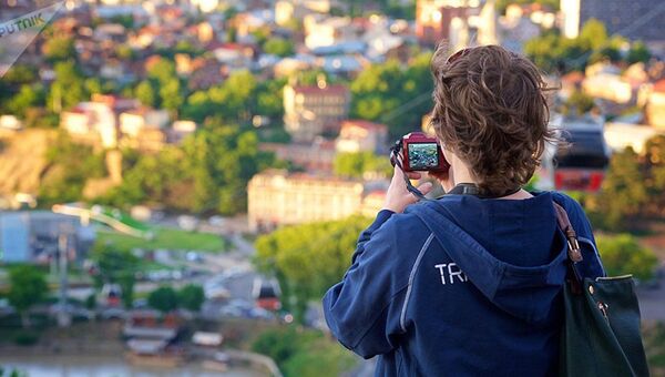 Женщина фотографирует Тбилиси Женщина фотографирует Тбилиси