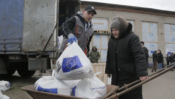 Жительница Украины получает гуманитарную помощь из ЕС Жительница Украины получает гуманитарную помощь из ЕС
