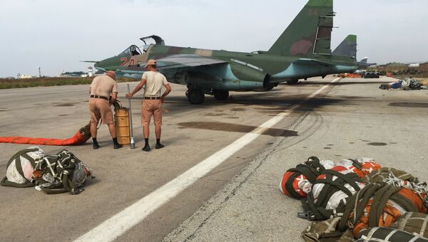 Укладка тормозного парашюта для штурмовика Су-25 ВКС России на аэродроме в Сирии Укладка тормозного парашюта для штурмовика Су-25 ВКС России на аэродроме в Сирии
