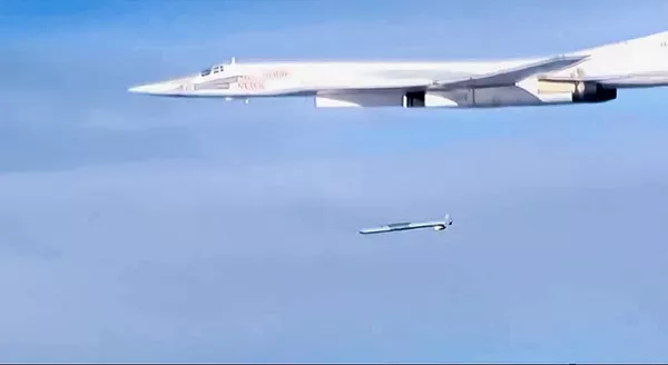 Запуск крылатой ракеты X-101 со стратегического бомбардировщика-ракетоносца Ту-160 Военно-космических сил России по объектам инфраструктуры ИГ в Сирии