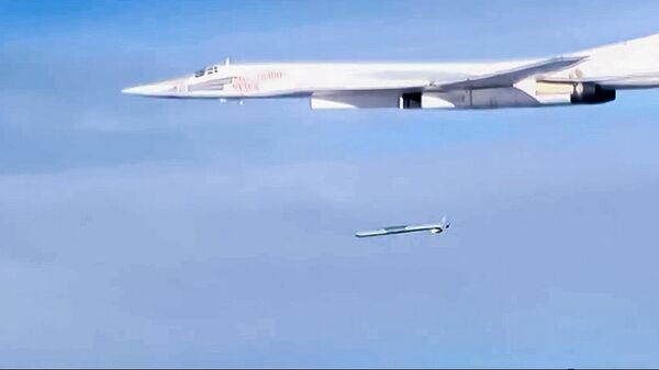 Запуск крылатой ракеты X-101 со стратегического бомбардировщика-ракетоносца Ту-160 Военно-космических сил России по объектам инфраструктуры ИГ в Сирии Запуск крылатой ракеты X-101 со стратегического бомбардировщика-ракетоносца Ту-160 Военно-космических сил России по объектам инфраструктуры ИГ в Сирии