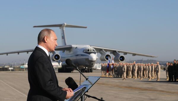Владимир Путин во время посещения авиабазы Хмеймим в Сирии. 11 декабря 2017 Владимир Путин во время посещения авиабазы Хмеймим в Сирии. 11 декабря 2017