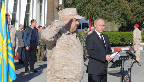 Владимир Путин и командующий российской группировкой войск на территории Сирии генерал-полковник Сергей Суровикин во время посещения авиабазы Хмеймим в Сирии. 11 декабря 2017 Владимир Путин и командующий российской группировкой войск на территории Сирии генерал-полковник Сергей Суровикин во время посещения авиабазы Хмеймим в Сирии. 11 декабря 2017