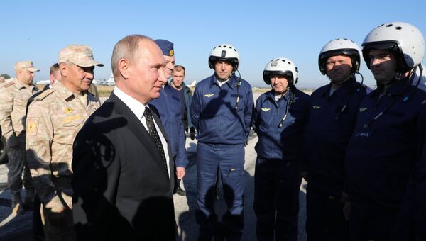 Владимир Путин общается с военнослужащими во время посещения авиабазы Хмеймим в Сирии. 11 декабря 2017 Владимир Путин общается с военнослужащими во время посещения авиабазы Хмеймим в Сирии. 11 декабря 2017