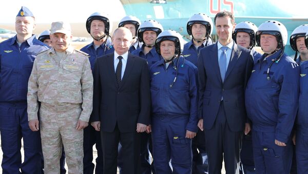 Владимир Путин, президент Сирийской Арабской Республики Башар Асад и министр обороны России Сергей Шойгу с российскими военнослужащими во время посещения авиабазы Хмеймим в Сирии. 11 декабря 2017 Владимир Путин, президент Сирийской Арабской Республики Башар Асад и министр обороны России Сергей Шойгу с российскими военнослужащими во время посещения авиабазы Хмеймим в Сирии. 11 декабря 2017