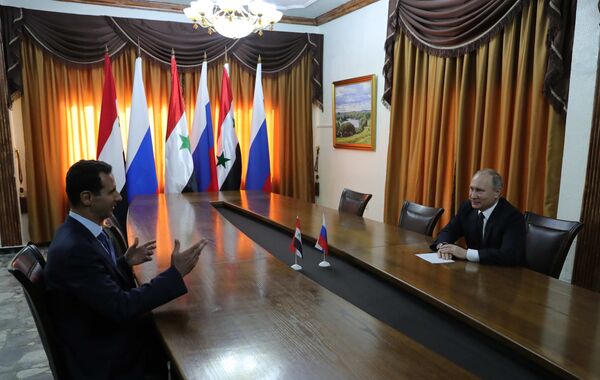 Владимир Путин и президент Сирийской Арабской Республики Башар Асад во время встречи на авиабазе Хмеймим в Сирии. 11 декабря 2017 Владимир Путин и президент Сирийской Арабской Республики Башар Асад во время встречи на авиабазе Хмеймим в Сирии. 11 декабря 2017