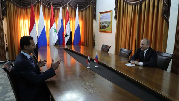 Владимир Путин и президент Сирийской Арабской Республики Башар Асад во время встречи на авиабазе Хмеймим в Сирии. 11 декабря 2017 Владимир Путин и президент Сирийской Арабской Республики Башар Асад во время встречи на авиабазе Хмеймим в Сирии. 11 декабря 2017