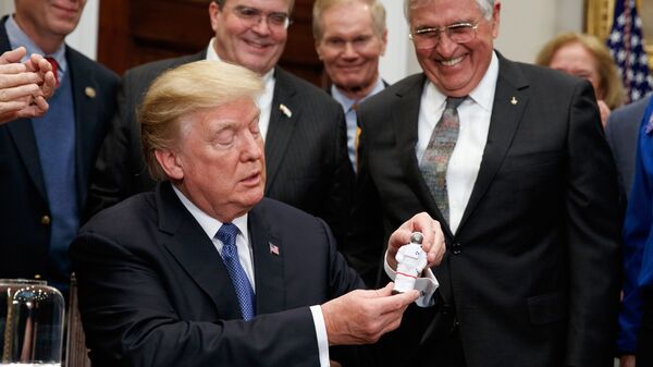 Президент США Дональд Трамп после подписания директивы по политике, направленной на возвращение американских астронавтов на Луну Президент США Дональд Трамп после подписания директивы по политике, направленной на возвращение американских астронавтов на Луну