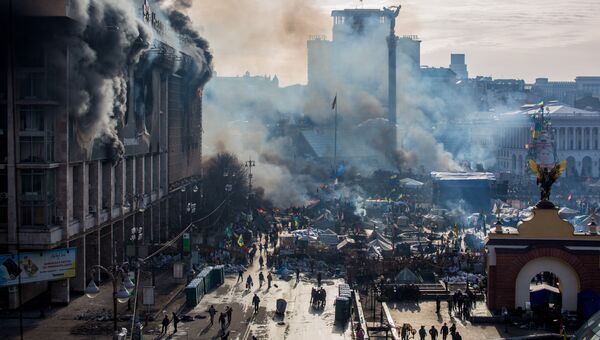 Дым от пожаров и сторонники оппозиции на площади Независимости в Киеве, где начались столкновения митингующих и сотрудников милиции Дым от пожаров и сторонники оппозиции на площади Независимости в Киеве, где начались столкновения митингующих и сотрудников милиции
