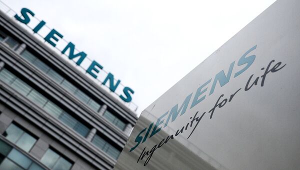 Вывеска на здании компании Siemens в Москве. Архивное фото Вывеска на здании компании Siemens в Москве. Архивное фото