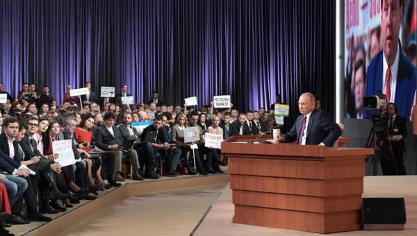 Президент РФ Владимир Путин во время большой ежегодной пресс-конференции Президент РФ Владимир Путин во время большой ежегодной пресс-конференции