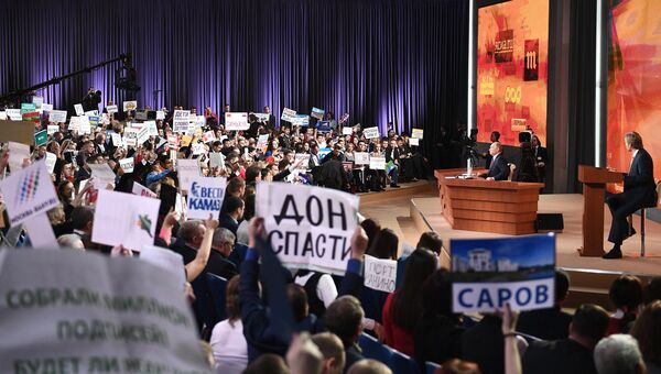 Президент РФ Владимир Путин во время большой ежегодной пресс-конференции. Архивное фото Президент РФ Владимир Путин во время большой ежегодной пресс-конференции. Архивное фото