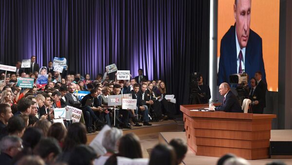 Президент РФ Владимир Путин во время большой ежегодной пресс-конференции Президент РФ Владимир Путин во время большой ежегодной пресс-конференции