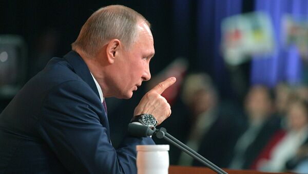 Президент РФ Владимир Путин во время большой ежегодной пресс-конференции. 14 декабря 2017 Президент РФ Владимир Путин во время большой ежегодной пресс-конференции. 14 декабря 2017