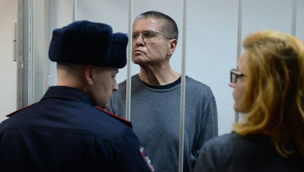 Алексей Улюкаев во время оглашения приговора в Замоскворецком суде. 15 декабря 2017 Алексей Улюкаев во время оглашения приговора в Замоскворецком суде. 15 декабря 2017