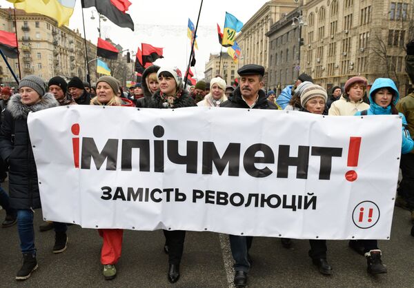 Участники митинга сторонников Михаила Саакашвили в центре Киева за принятие закона об импичменте украинского президента Петра Порошенко. 17 декабря 2017 Участники митинга сторонников Михаила Саакашвили в центре Киева за принятие закона об импичменте украинского президента Петра Порошенко. 17 декабря 2017