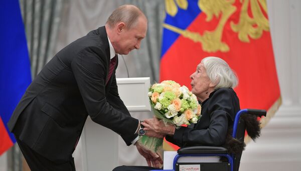 Президент РФ Владимир Путин и правозащитник Людмила Алексеева на церемонии вручения государственных премий 2017 в области правозащитной и благотворительной деятельности. 18 декабря 2017 Президент РФ Владимир Путин и правозащитник Людмила Алексеева на церемонии вручения государственных премий 2017 в области правозащитной и благотворительной деятельности. 18 декабря 2017