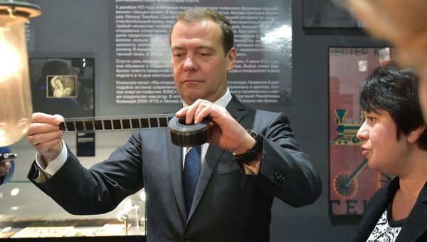 Премьер-министр РФ Д. Медведев посетил Государственный центральный музей кино Премьер-министр РФ Д. Медведев посетил Государственный центральный музей кино