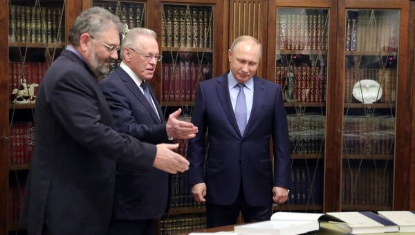 Владимир Путин, академик РАН Юрий Осипов и ответственный редактор издательства Большая Российская энциклопедия Сергей Кравец на презентации Большой российской энциклопедии в президентской библиотеке. 20 декабря 2017 Владимир Путин, академик РАН Юрий Осипов и ответственный редактор издательства Большая Российская энциклопедия Сергей Кравец на презентации Большой российской энциклопедии в президентской библиотеке. 20 декабря 2017
