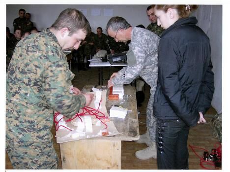 Иностранные инструкторы проводят занятия с грузинскими военными по установке мин-ловушек Иностранные инструкторы проводят занятия с грузинскими военными по установке мин-ловушек