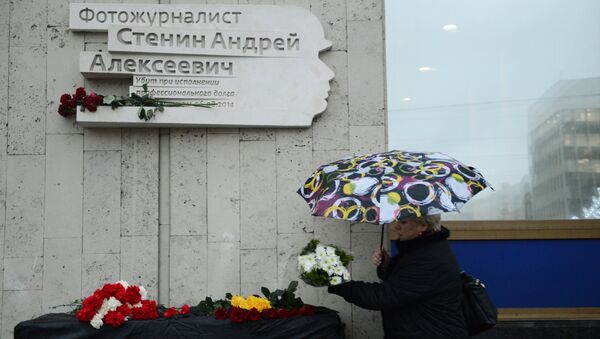 Коллега возлагает цветы к мемориальной доске в честь фотокорреспондента МИА Россия сегодня Андрея Стенина Коллега возлагает цветы к мемориальной доске в честь фотокорреспондента МИА Россия сегодня Андрея Стенина