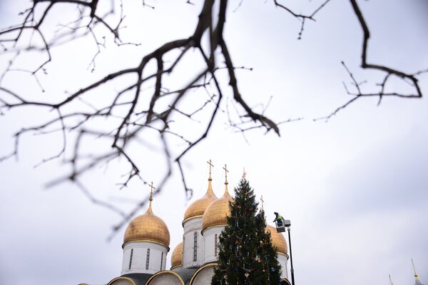 Рабочие украшают новогоднюю елку на Соборной площади Кремля. 21 декабря 2017 Рабочие украшают новогоднюю елку на Соборной площади Кремля. 21 декабря 2017