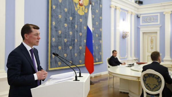 Председатель правительства РФ Дмитрий Медведев слушает выступление министра труда и социальной защиты РФ Максима Топилина на заседании правительства РФ. 21 декабря 2017 Председатель правительства РФ Дмитрий Медведев слушает выступление министра труда и социальной защиты РФ Максима Топилина на заседании правительства РФ. 21 декабря 2017