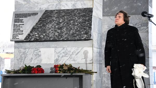 Генеральный директор Первого канала Константин Эрнст на церемонии открытия мемориала в память о погибших журналистах в Москве. 25 декабря 2017 Генеральный директор Первого канала Константин Эрнст на церемонии открытия мемориала в память о погибших журналистах в Москве. 25 декабря 2017