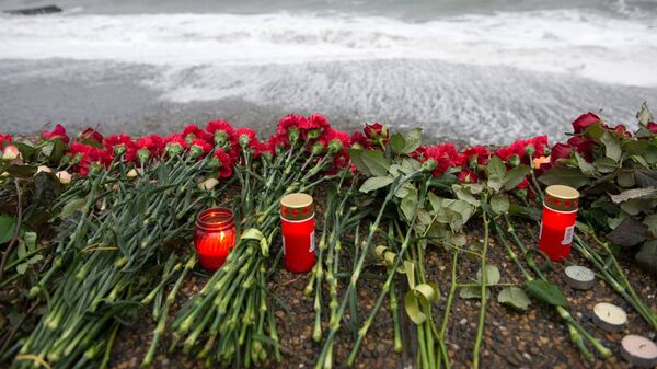 Цветы на набережной в Адлере в память о погибших при крушении самолета Ту-154 Минобороны России над Черным морем в районе Сочи 25 декабря 2016 года. Архивное фото Цветы на набережной в Адлере в память о погибших при крушении самолета Ту-154 Минобороны России над Черным морем в районе Сочи 25 декабря 2016 года. Архивное фото