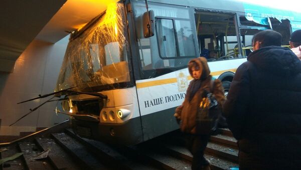 Автобус въехал в подземный переход на станции метро Славянский бульвар в Москве. 25 декабря 2017 Автобус въехал в подземный переход на станции метро Славянский бульвар в Москве. 25 декабря 2017