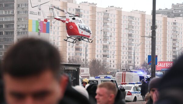 Вертолет экстренной медицинской помощи на месте происшествия, где автобус въехал в подземный переход у станции метро Славянский бульвар Вертолет экстренной медицинской помощи на месте происшествия, где автобус въехал в подземный переход у станции метро Славянский бульвар