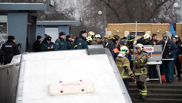 Автобус въехал в подземный переход на станции метро Славянский бульвар в Москве Автобус въехал в подземный переход на станции метро Славянский бульвар в Москве