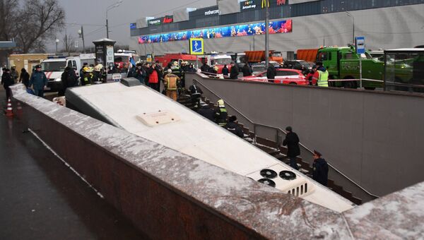 Автобус въехал в подземный переход у станции метро Славянский бульвар в Москве Автобус въехал в подземный переход у станции метро Славянский бульвар в Москве