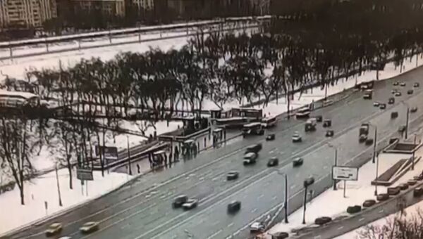 Автобус въехал в толпу у метро Славянский бульвар. Съемка камеры слежения Автобус въехал в толпу у метро Славянский бульвар. Съемка камеры слежения