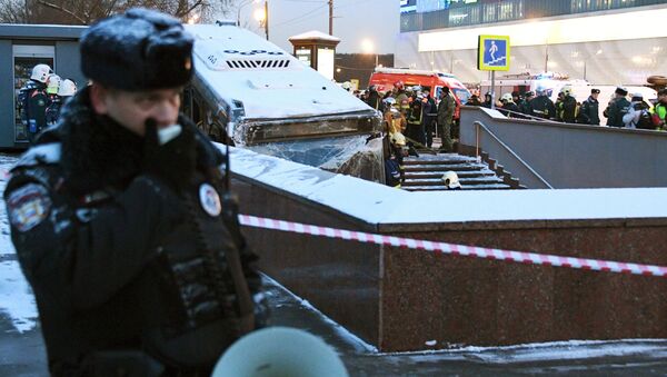 Сотрудники МЧС эвакуируют автобус, въехавший в подземный переход у станции метро Славянский бульвар. 25 декабря 2017 Сотрудники МЧС эвакуируют автобус, въехавший в подземный переход у станции метро Славянский бульвар. 25 декабря 2017