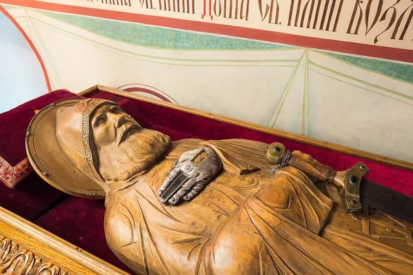 Гробница со скульптурным образом Ильи Муромца и частицей его мощей в Спасо-Преображенском монастыре в Муроме