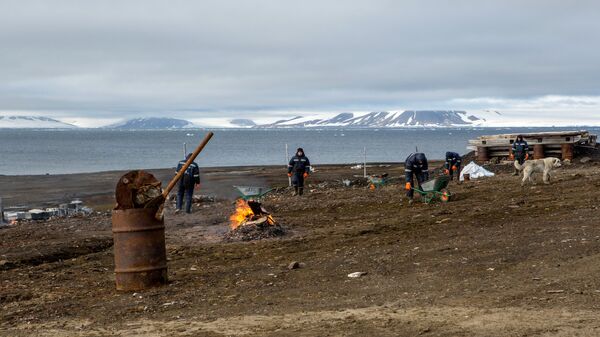 Студенты волонтеры убирают территорию от мусора возле полярной станции имени Эрнста Кренкеля на острове Хейса архипелага Земля Франца-Иосифа