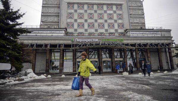 Прохожие у магазина Перекресток в Санкт-Петербурге, где накануне произошел взрыв. 28 декабря 2017 Прохожие у магазина Перекресток в Санкт-Петербурге, где накануне произошел взрыв. 28 декабря 2017