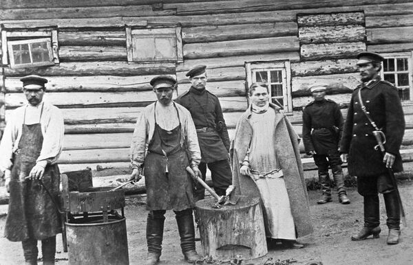 Заковка Софьи Блювштейн в кандалы. Фото из коллекции А.П. Чехова Заковка Софьи Блювштейн в кандалы. Фото из коллекции А.П. Чехова