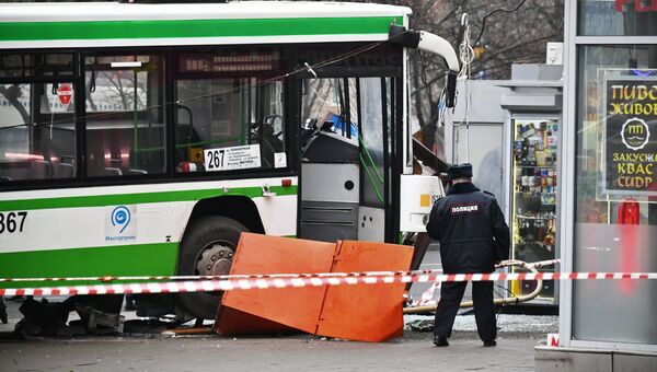 Сотрудник правоохранительных органов у пассажирского автобуса, въехавшего в остановку на Сходненской улице в Москве. 29 декабря 2017 Сотрудник правоохранительных органов у пассажирского автобуса, въехавшего в остановку на Сходненской улице в Москве. 29 декабря 2017