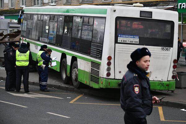 Сотрудники правоохранительных органов у пассажирского автобуса, въехавшего в остановку на Сходненской улице в Москве. 29 декабря 2017 Сотрудники правоохранительных органов у пассажирского автобуса, въехавшего в остановку на Сходненской улице в Москве. 29 декабря 2017