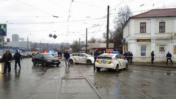 Сотрудники правоохранительных органов возле отделения Укрпочты в Харькове, Украина. 30 декабря 2017 Сотрудники правоохранительных органов возле отделения Укрпочты в Харькове, Украина. 30 декабря 2017