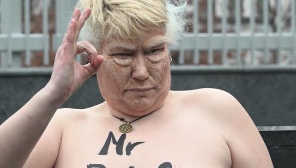 Обнаженная активистка изображала Трампа у посольства США в Киеве Обнаженная активистка изображала Трампа у посольства США в Киеве