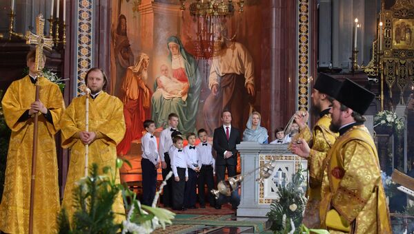 Председатель правительства РФ Дмитрий Медведев с супругой Светланой на праздничном Рождественском богослужении в храме Христа Спасителя Председатель правительства РФ Дмитрий Медведев с супругой Светланой на праздничном Рождественском богослужении в храме Христа Спасителя