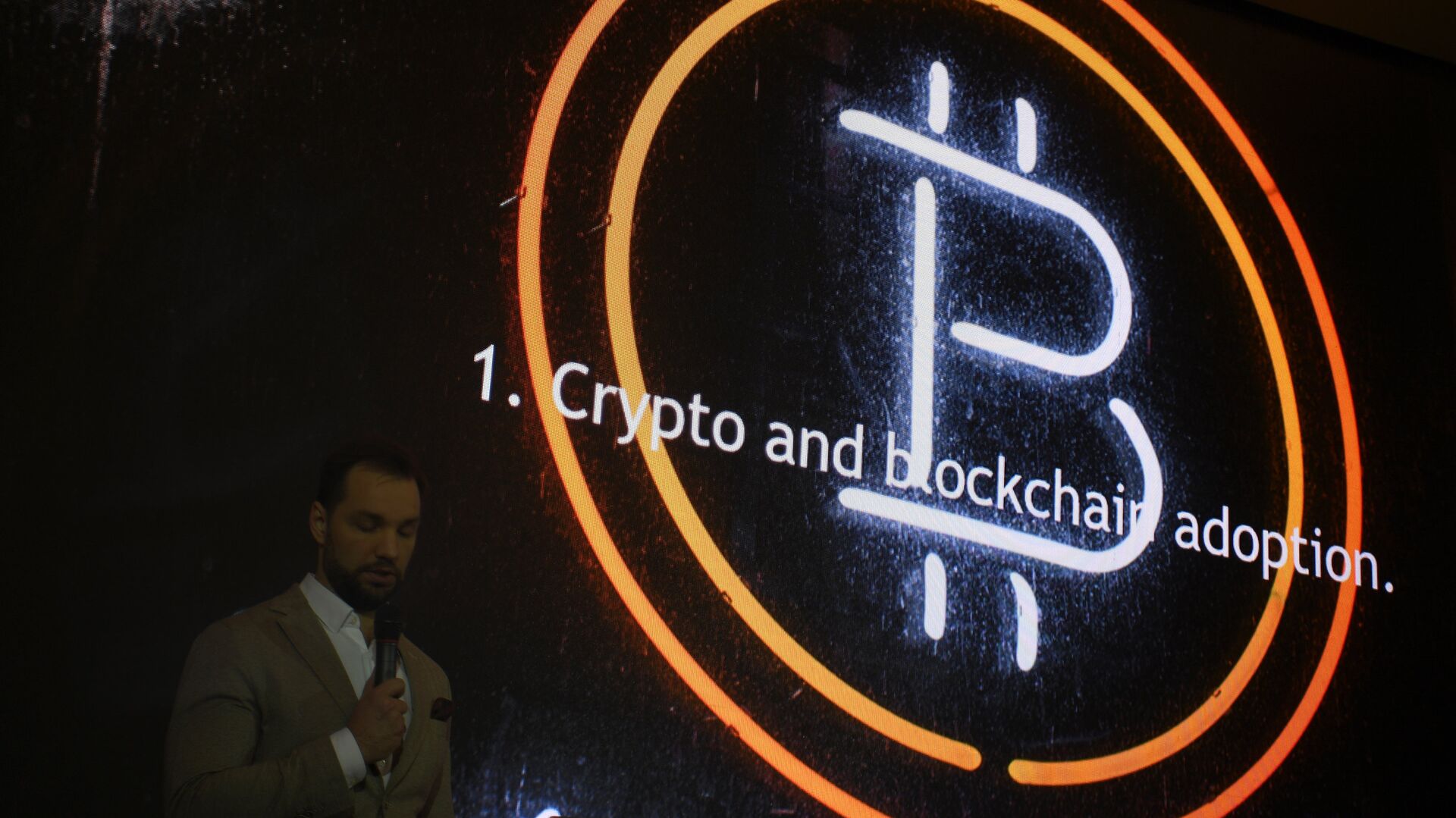 Эмблема криптовалюты биткоин на конференции Russian Blockchain Week 2017 в Москве Эмблема криптовалюты биткоин на конференции Russian Blockchain Week 2017 в Москве - РИА Новости, 1920, 25.02.2021
