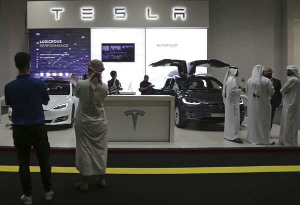 Стенд Tesla на автосалоне в Дубае Стенд Tesla на автосалоне в Дубае
