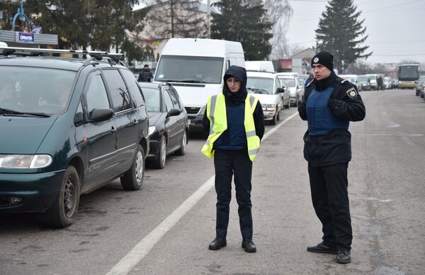 Сотрудники полиции во время акции протеста на границе между Украиной и Польшей. 10 января 2018 Сотрудники полиции во время акции протеста на границе между Украиной и Польшей. 10 января 2018
