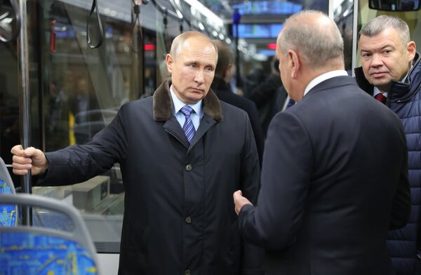 Президент РФ Владимир Путин во время посещения Тверского вагоностроительного завода. 10 января 2018 Президент РФ Владимир Путин во время посещения Тверского вагоностроительного завода. 10 января 2018