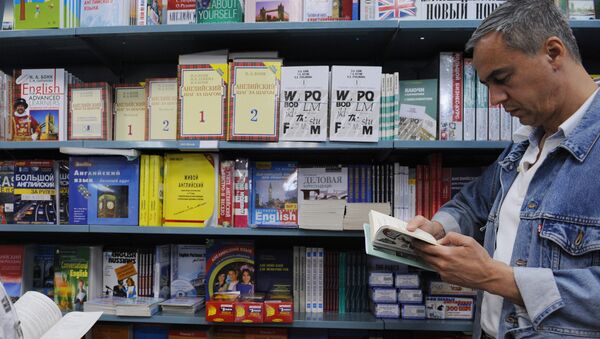 Покупка учебников в книжном магазине. Архивное фото Покупка учебников в книжном магазине. Архивное фото