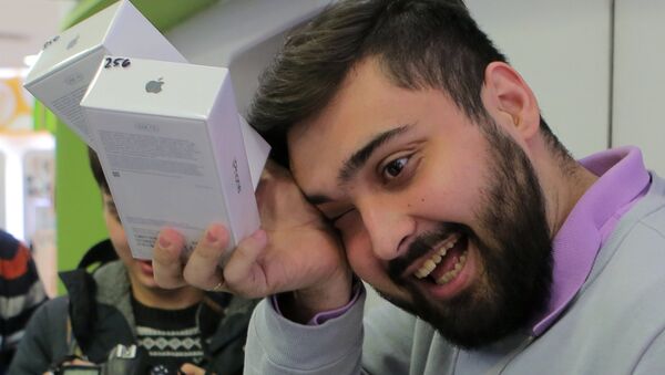 Мужчина во время старта продаж смартфона iPhone X Мужчина во время старта продаж смартфона iPhone X